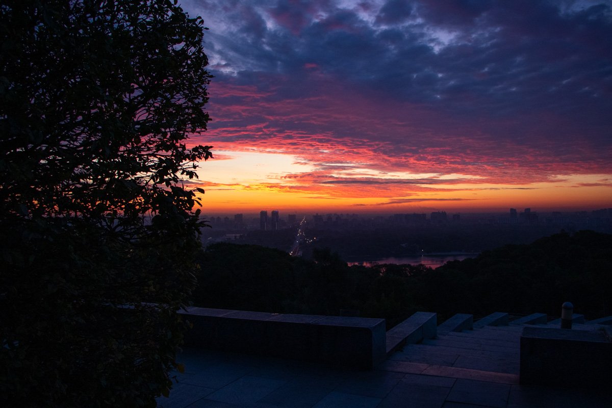 Такой восход солнца словно призывает отправиться в путь Такой восход солнца словно призывает отправиться в путь