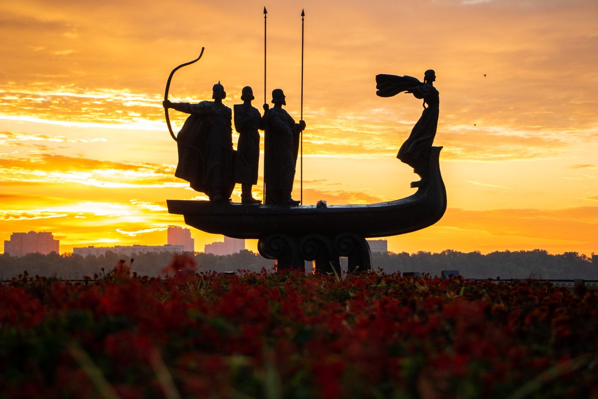 Один из самых запоминающихся силуэтов Киева, очерченный волшебным восходом Один из самых запоминающихся силуэтов Киева, очерченный волшебным восходом