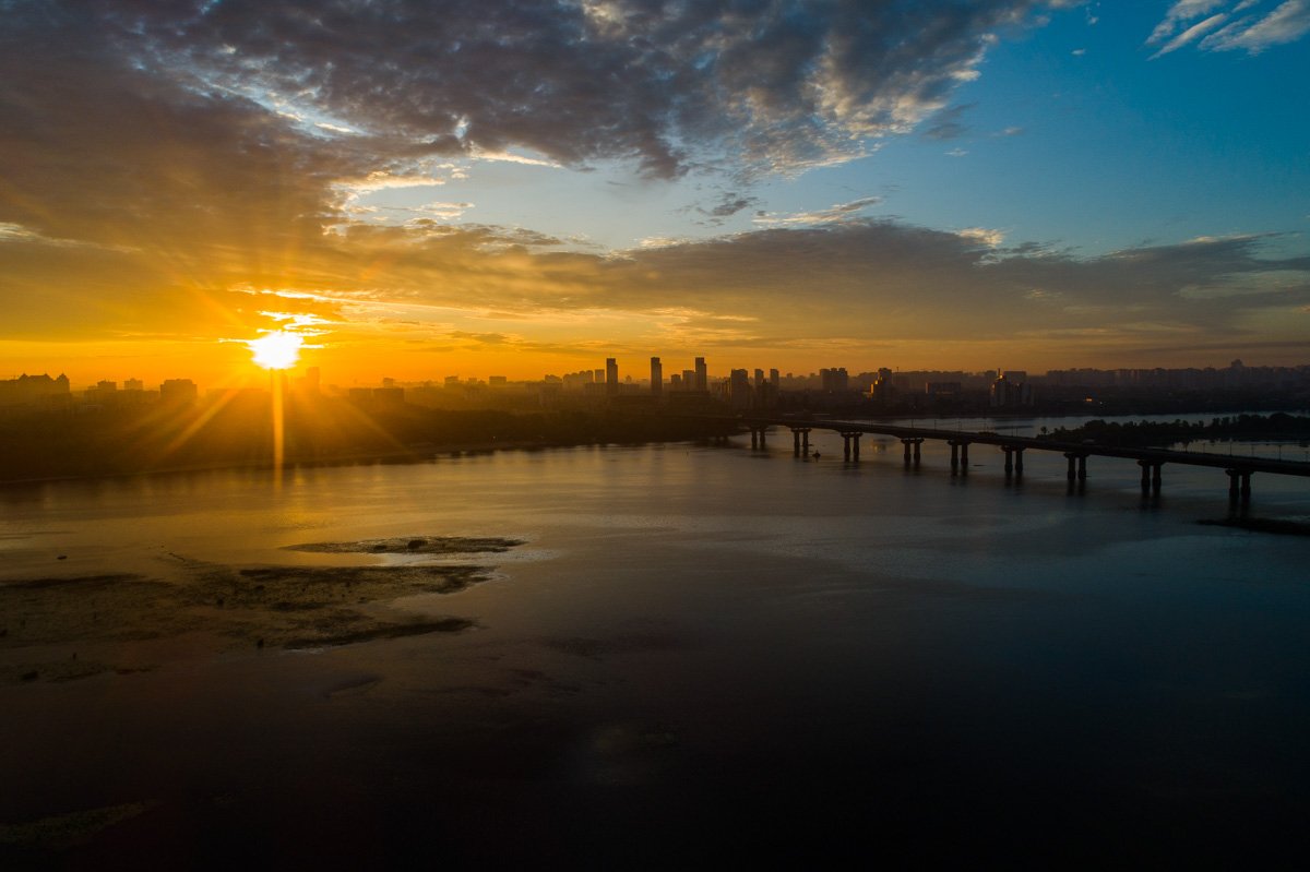 И вот, наконец, доселе скрывавшееся небесное светило взошло над горизонтом И вот, наконец, доселе скрывавшееся небесное светило взошло над горизонтом