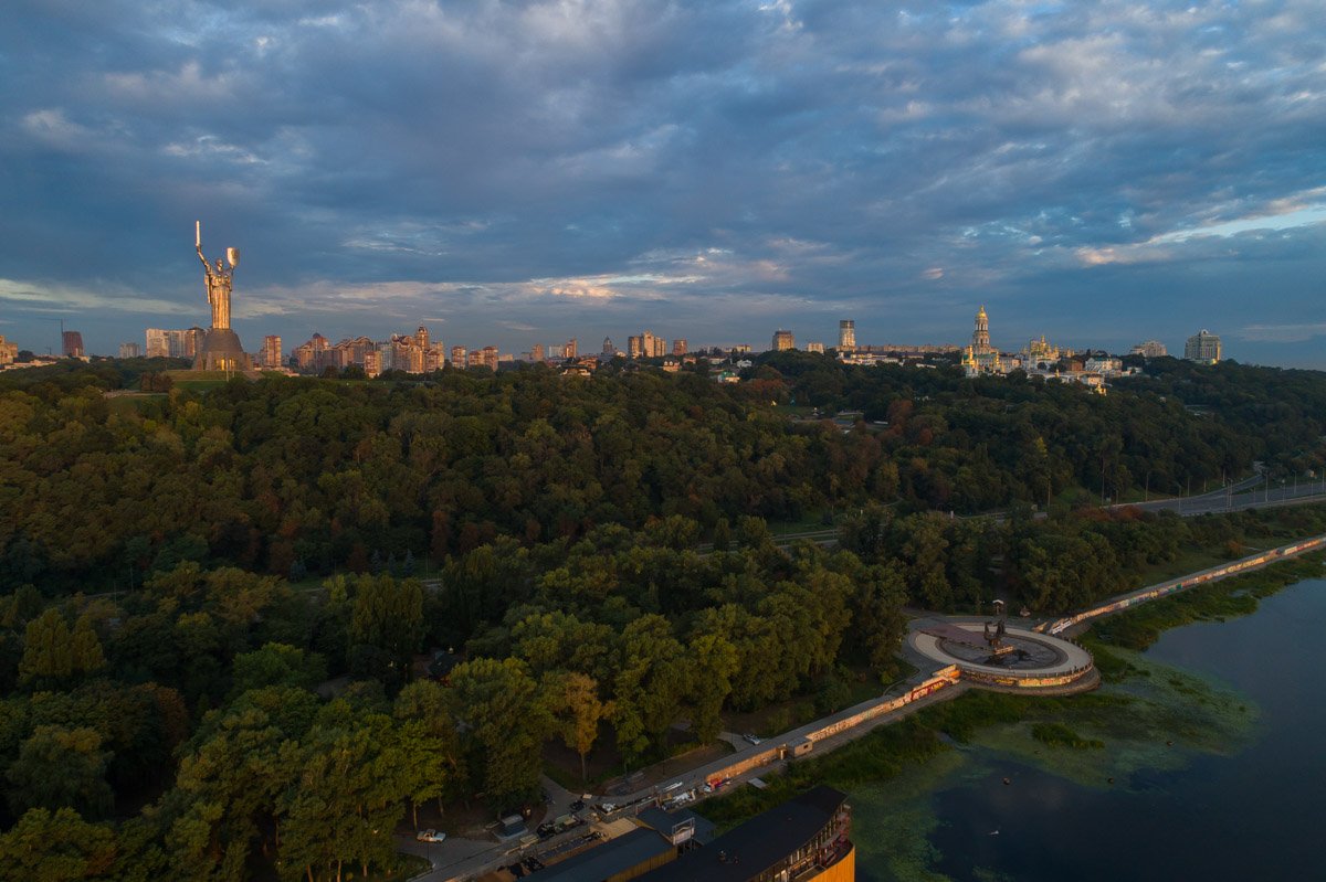 А вот так выглядит Парк Вечной Славы уже после рассвета - тоже впечатляюще А вот так выглядит Парк Вечной Славы уже после рассвета - тоже впечатляюще