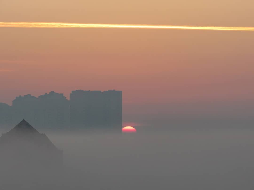 Киев прекрасен даже когда самого города почти и не видно. Туманную, призрачную красоту столицы показал @magic0530am
