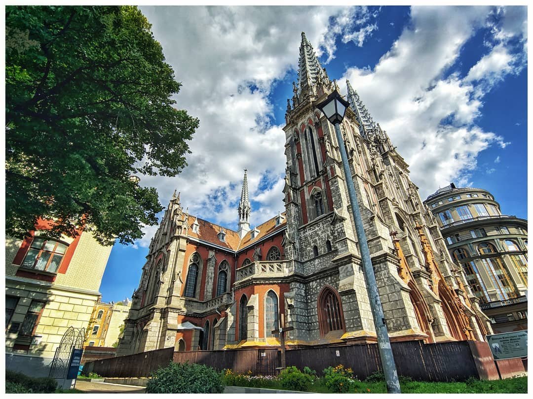 Ну а когда туман рассеивается, столица приобретает свой привычный вид. Монументальный и устремленный ввысь, как костел на снимке @anton_buliy