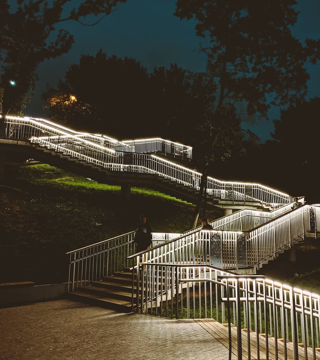 А вот еще одна лестница. Причем за счет времени суток и подсветки назвать ее иначе чем Stairway To Heaven - сложно, да и не нужно. А фото на счету у @liza_zanosiienko