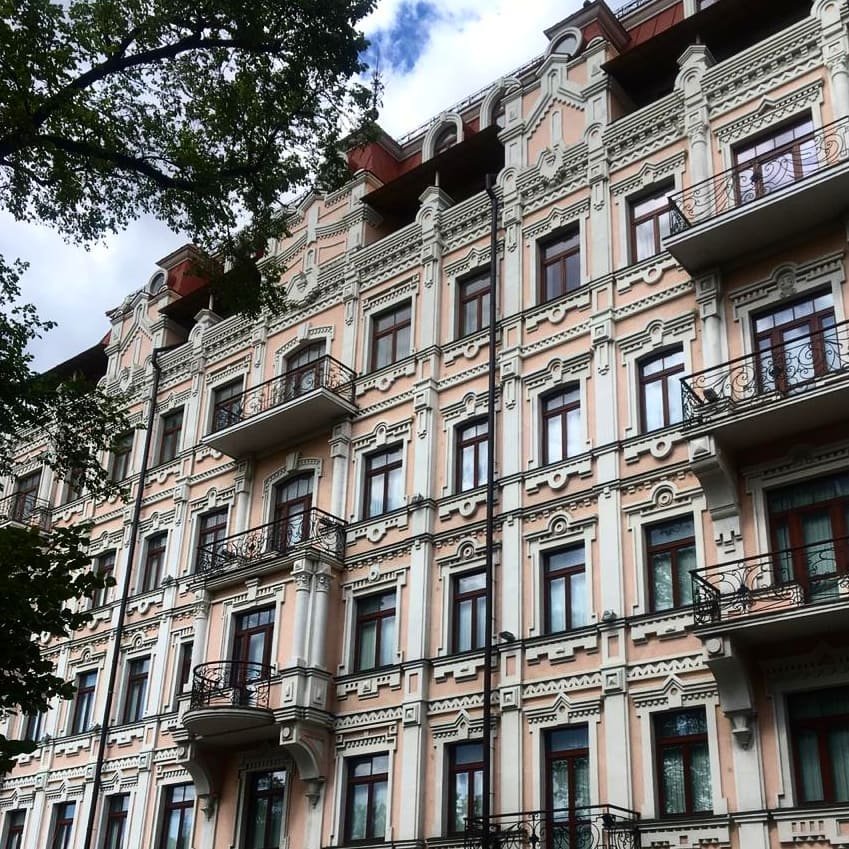 Вообще, ходить и рассматривать фасады домов в Киеве - отдельное удовольствие. Фото - @nastyanesterenko_