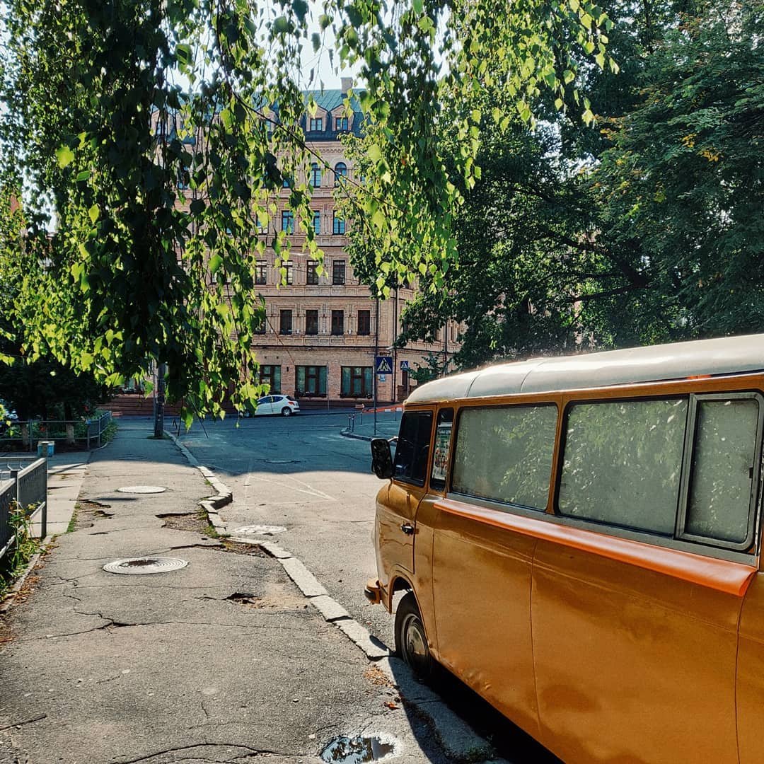 А еще Киев позволяет отправиться в путешествие по разным временам. В этом снимке от @catinthefog за прошлое отвечает винтажный автобус