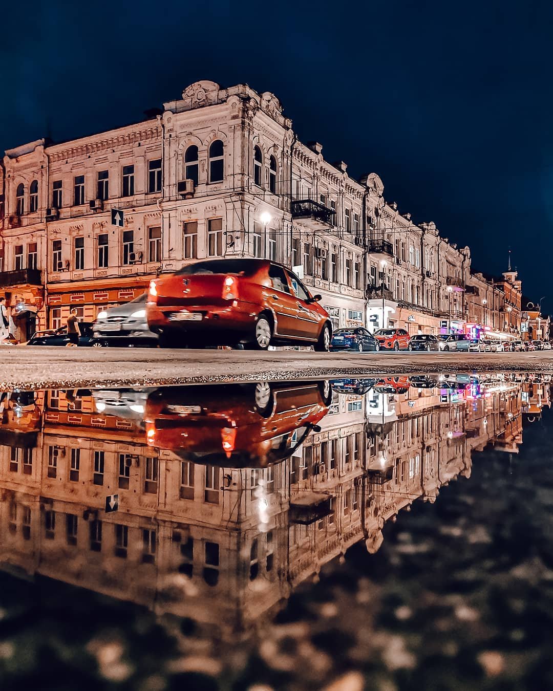 Помните, мы говорили о лужах как зеркалах? Мы не смогли обойтись без одного такого фото и сейчас. Снимок на счету @fantakr