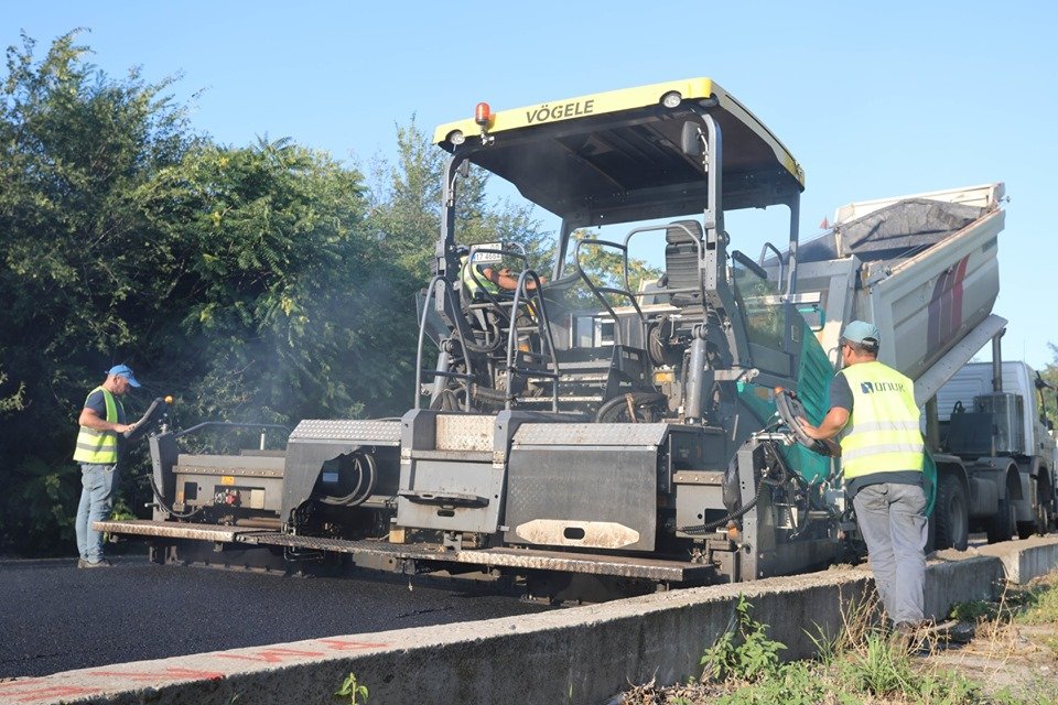 Вместо того, чтобы делать важную трассу, деньги выделялись на мелкие дороги