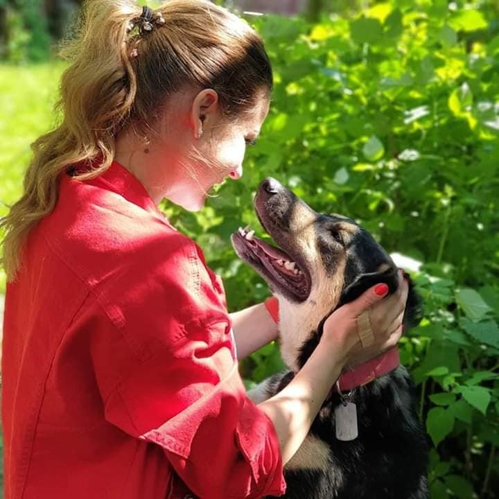 У Джули безграничная любовь, которую она хочет отдать своим новым родителям У Джули безграничная любовь, которую она хочет отдать своим новым родителям