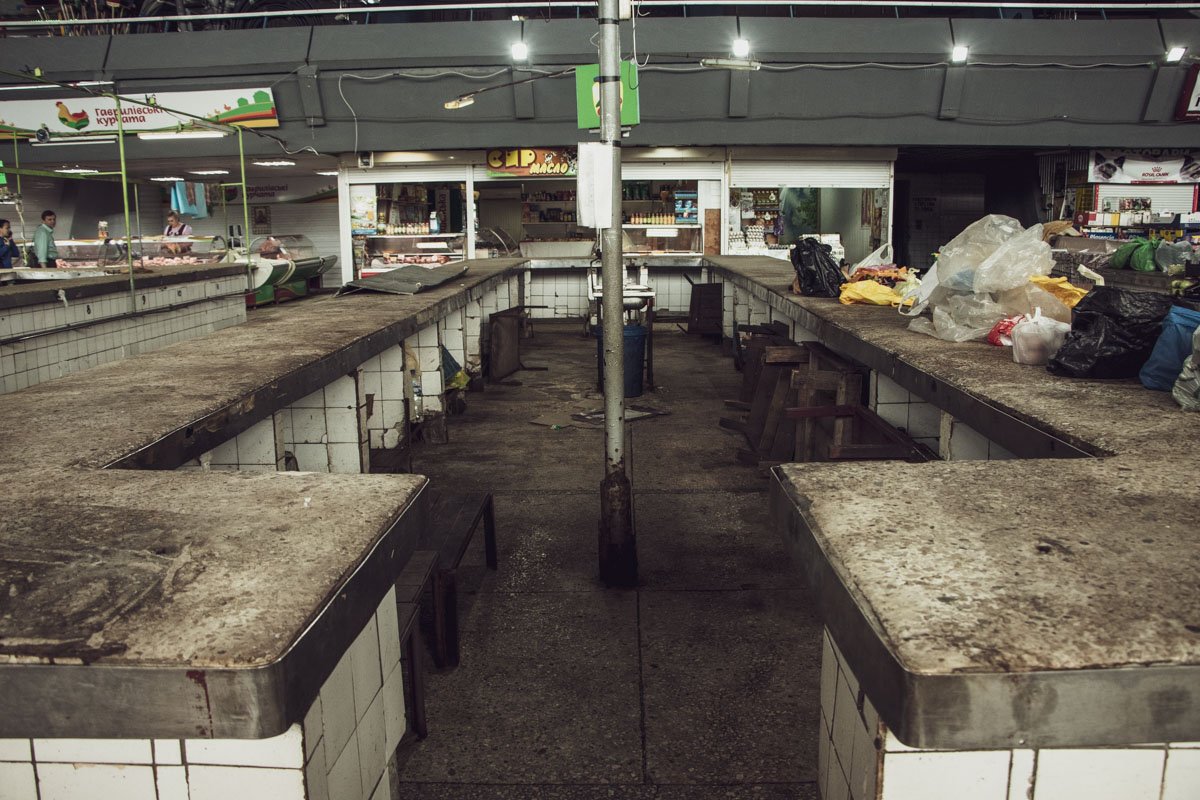 Внутри здание, построенное в 1980-х годах, выглядит соответствующе Внутри здание, построенное в 1980-х годах, выглядит соответствующе