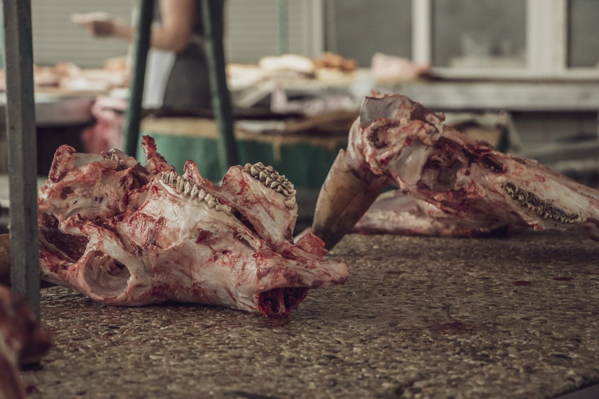 Такие экспонаты на прилавках явно не добавляют благоухания - дышать в мясном отделе правда тяжело Такие экспонаты на прилавках явно не добавляют благоухания - дышать в мясном отделе правда тяжело