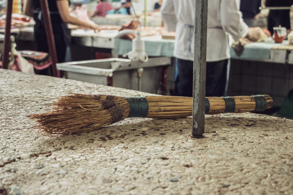 Тут же неподалеку расположилось и главное чистящее средство на рынке - веник Тут же неподалеку расположилось и главное чистящее средство на рынке - веник