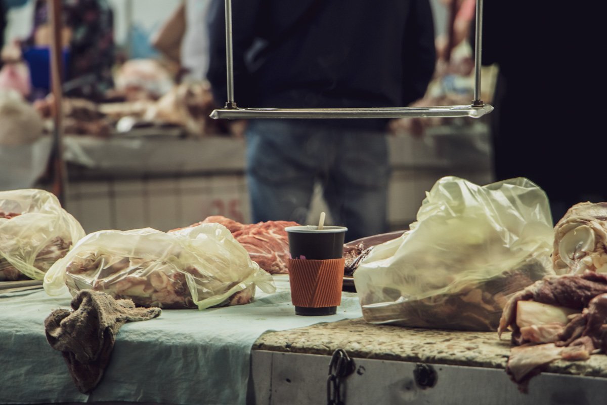 А эту фотографию лучшем, чем "профессиональная деформация" и не назвать - посреди зловонных тряпок мирно стоит стакан с кофе А эту фотографию лучшем, чем "профессиональная деформация" и не назвать - посреди зловонных тряпок мирно стоит стакан с кофе