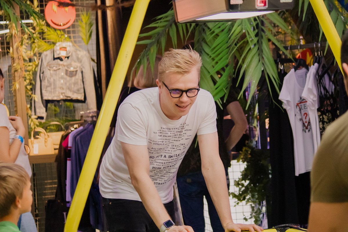 Для взрослых гостей работали стенды с одеждой, танцевальные площадки и кинотеатры