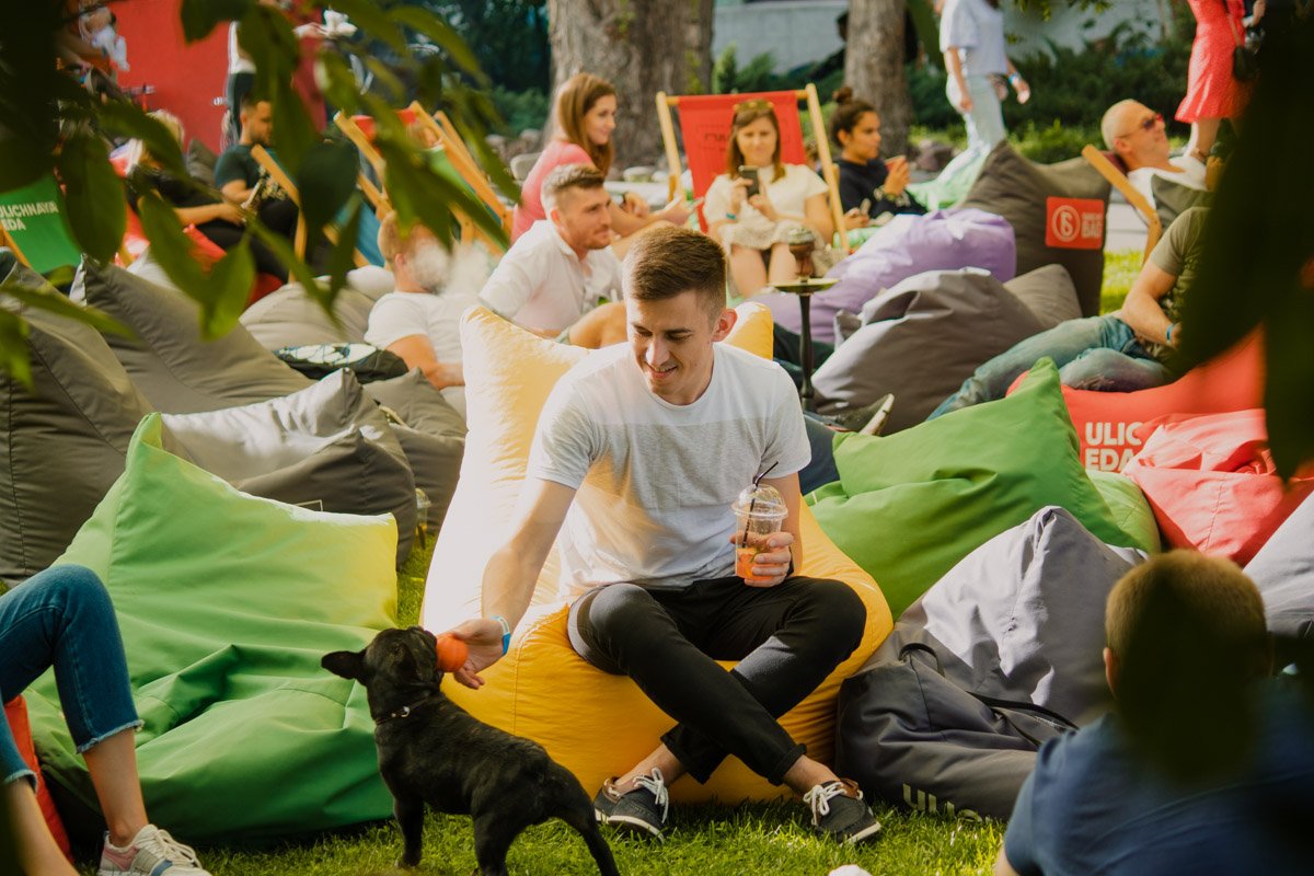 Едва ли не единственный эпизод с борьбой за еду на празднике. Вообще-то ее было даже с избытком