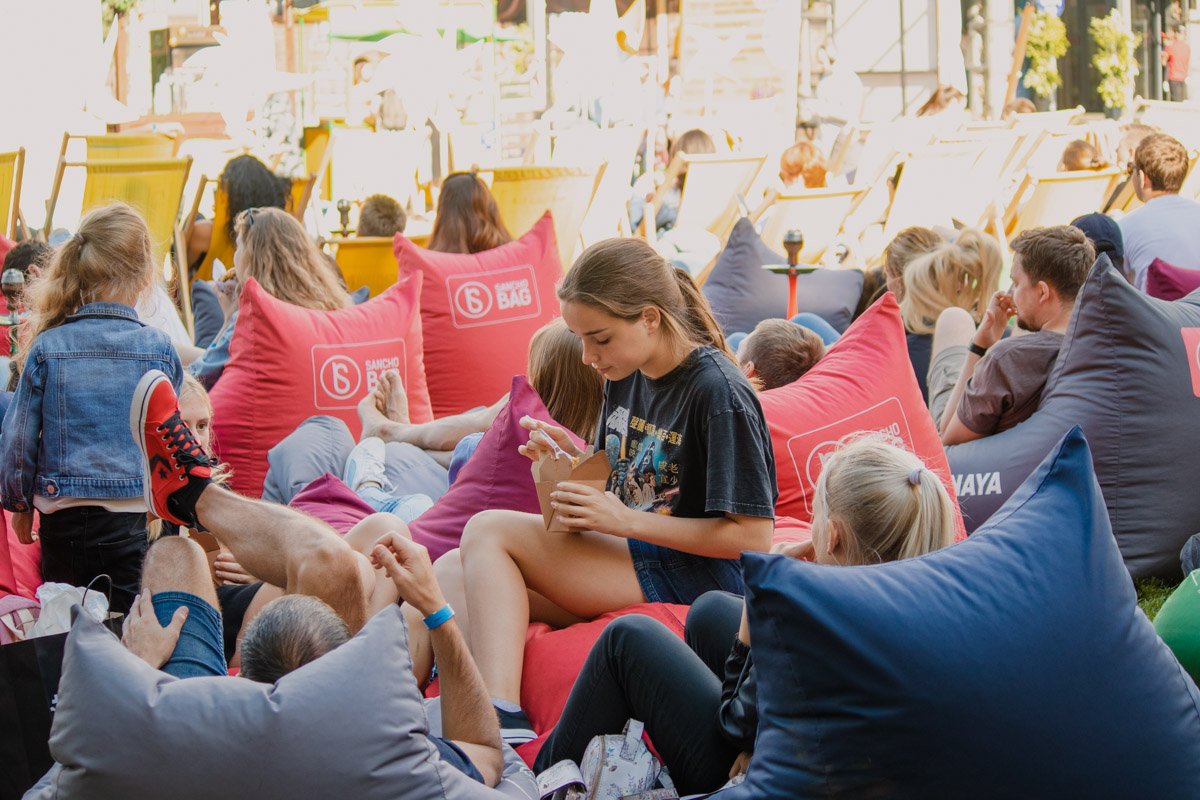 А закончим этот репортаж фото, которое лучше всего отражает происходившее здесь: красивые люди, еда и тотальный релакс