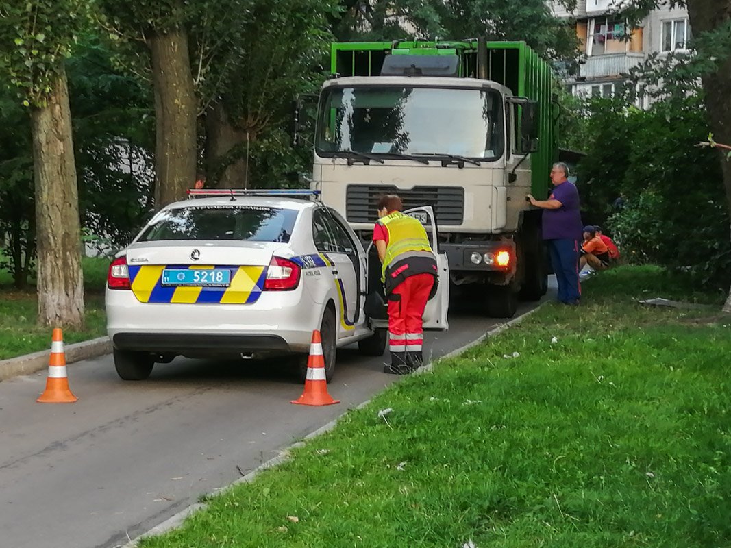 На месте работали полицейские и медики