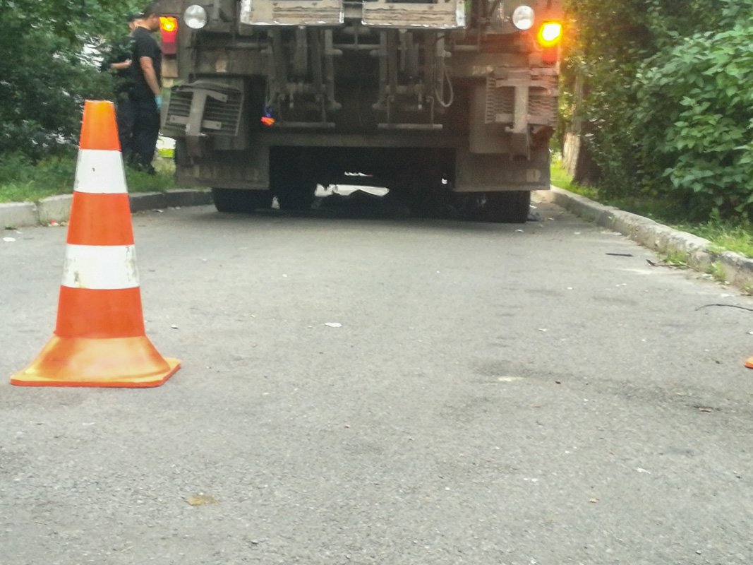 Свидетели говорят, что за 5 минут до наезда мужчина сидел прямо на дороге на корточках