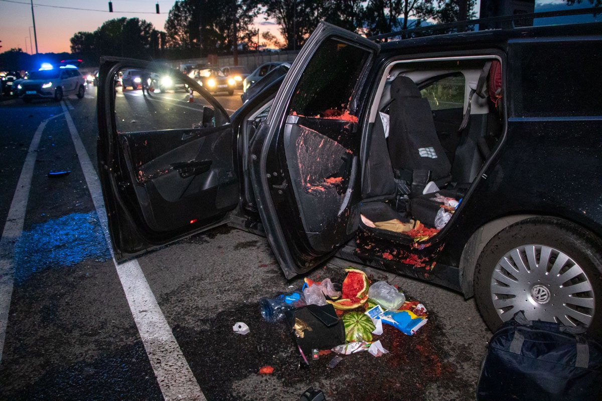 Погибших вырезали из автомобиля спасатели 