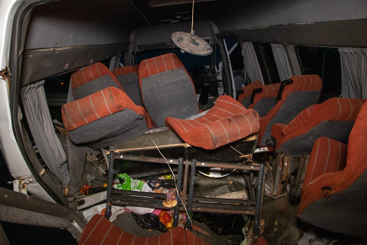 Задняя часть маршрутки полностью смята, а сиденья сложились пополам 