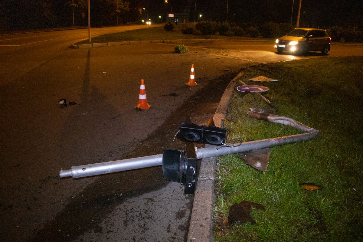 Автомобиль пролетел два островка с газоном, снес светофор, дорожный знак и влетел в рекламный щит 