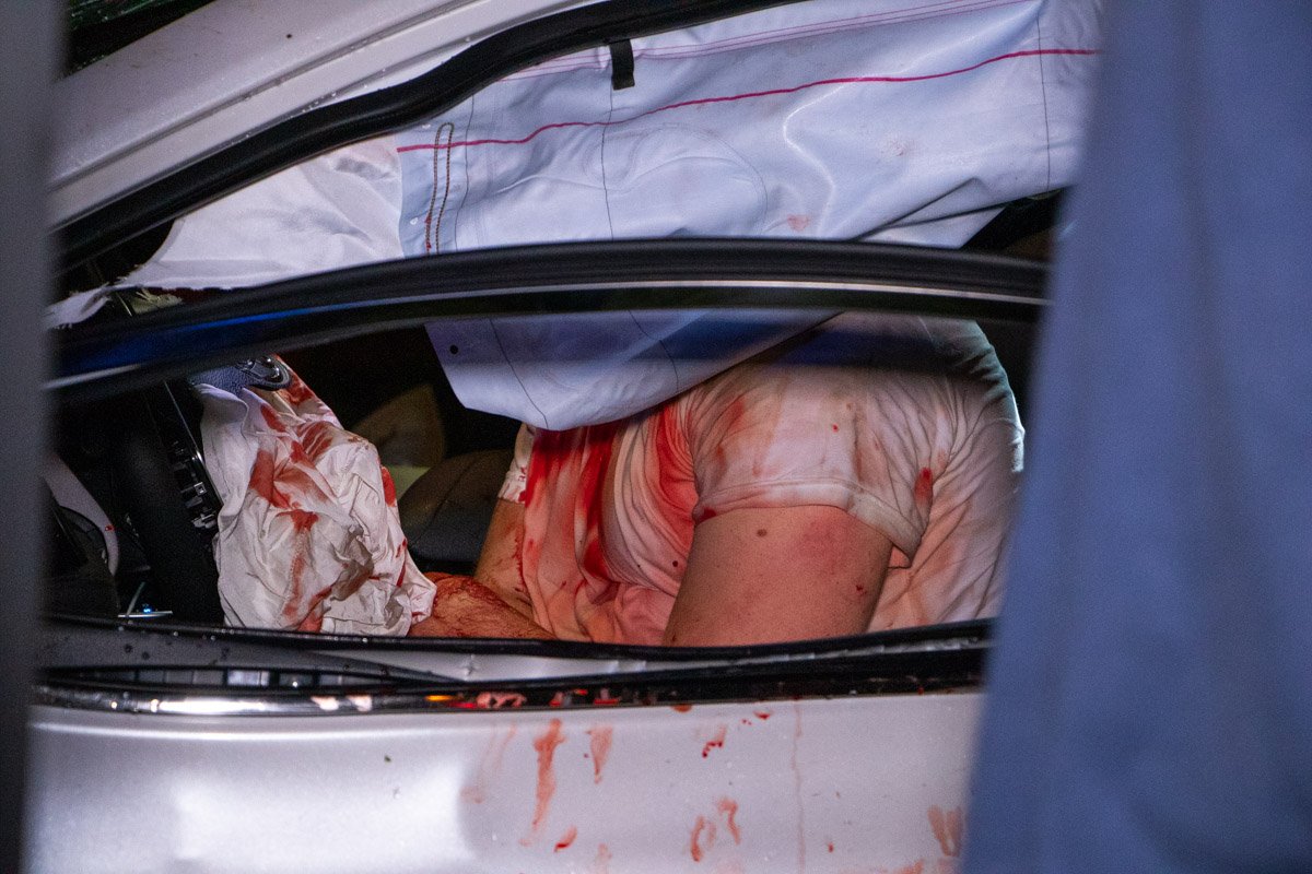 Водителя доставали из авто медики скорой помощи и сотрудники патрульной полиции 