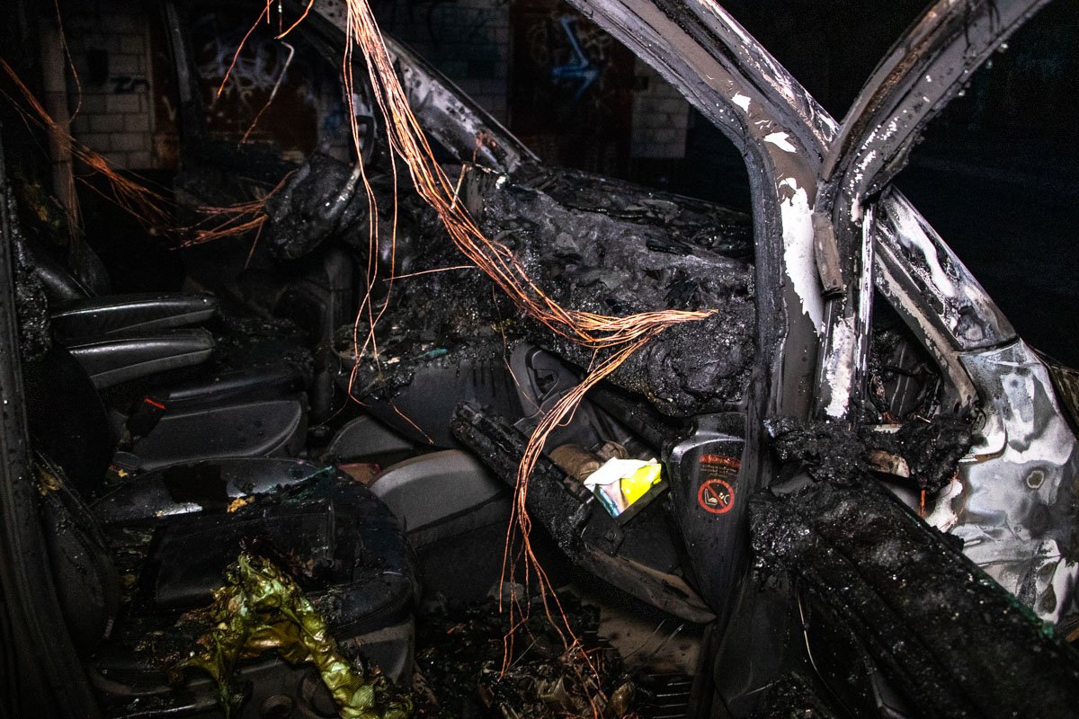 Больше всего в автомобиле пострадала кабина водителя Больше всего в автомобиле пострадала кабина водителя