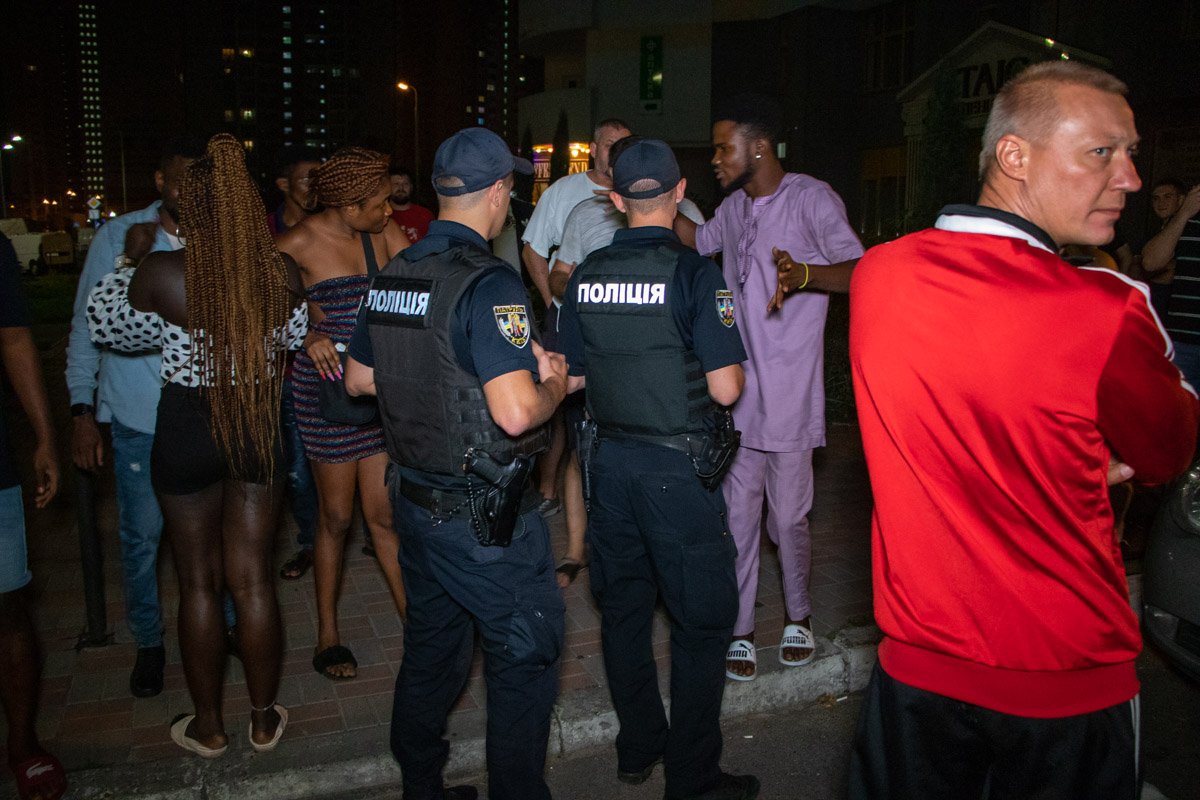 Мужчина попросил сделать тише музыку в авто иностранцев 