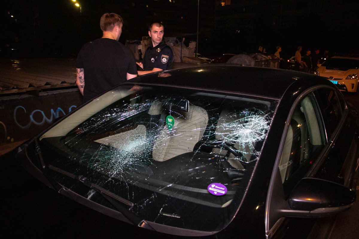 Местный житель отреагировал агрессивно и разбил лобовое стекло в машине иностранцев 