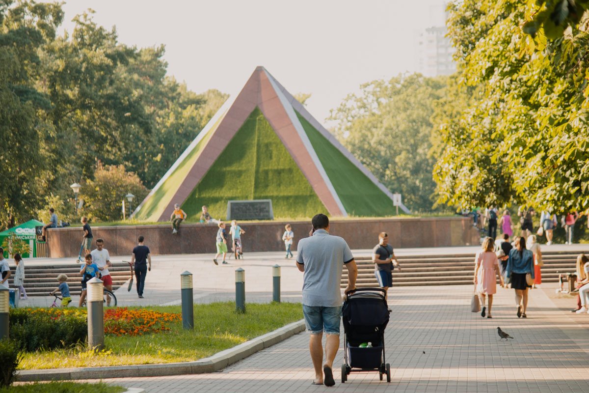 Выходной день у большинства жителей Киева проходит в парках родного района