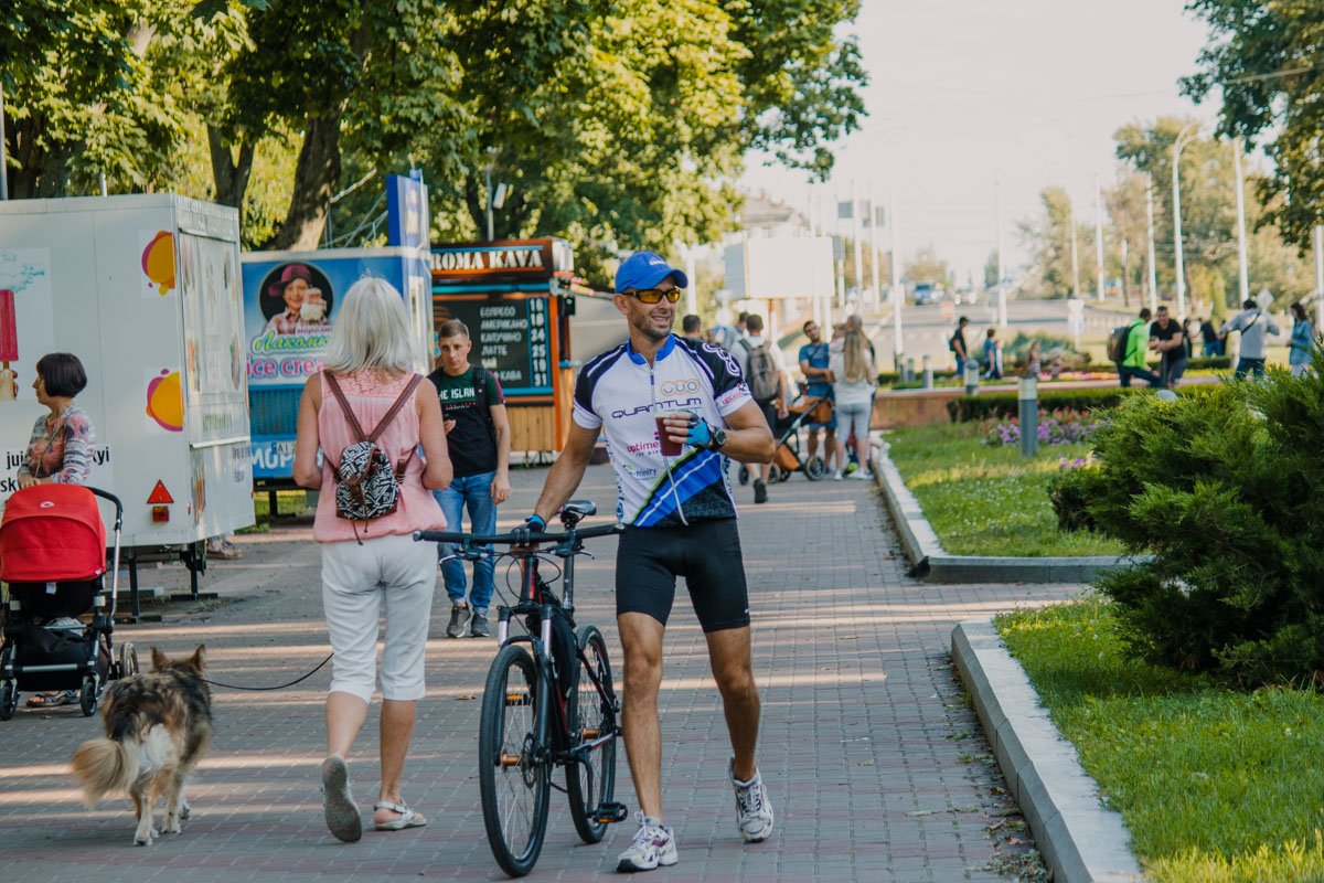 Единственное, что на этом снимке напоминает о рабочих буднях - стакан с кофе