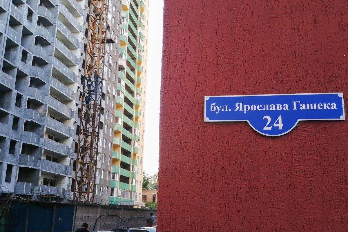 На территории строящегося ЖК двое парней залезли на кран