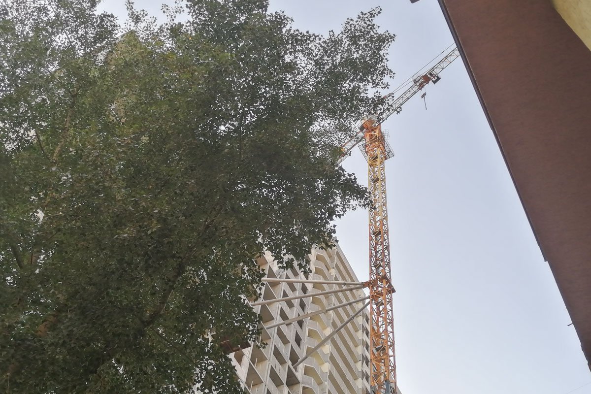 Они залезли на самую верхушку, которая находится на высоте 30 этажа 