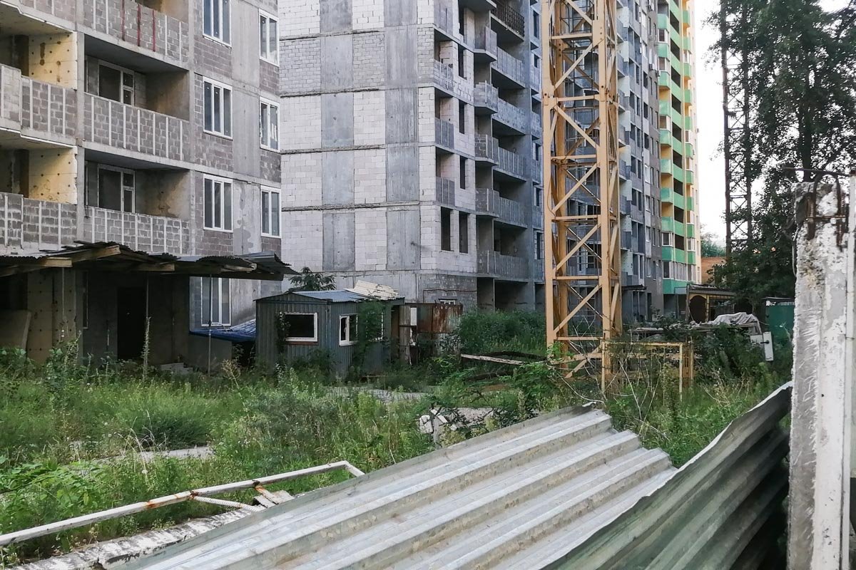 Парни попали на территорию и проскользнули мимо охраны 