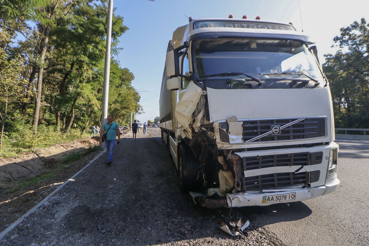 Фура снесла с обочины BMW и Volvo, отправив оба автомобиля в кювет