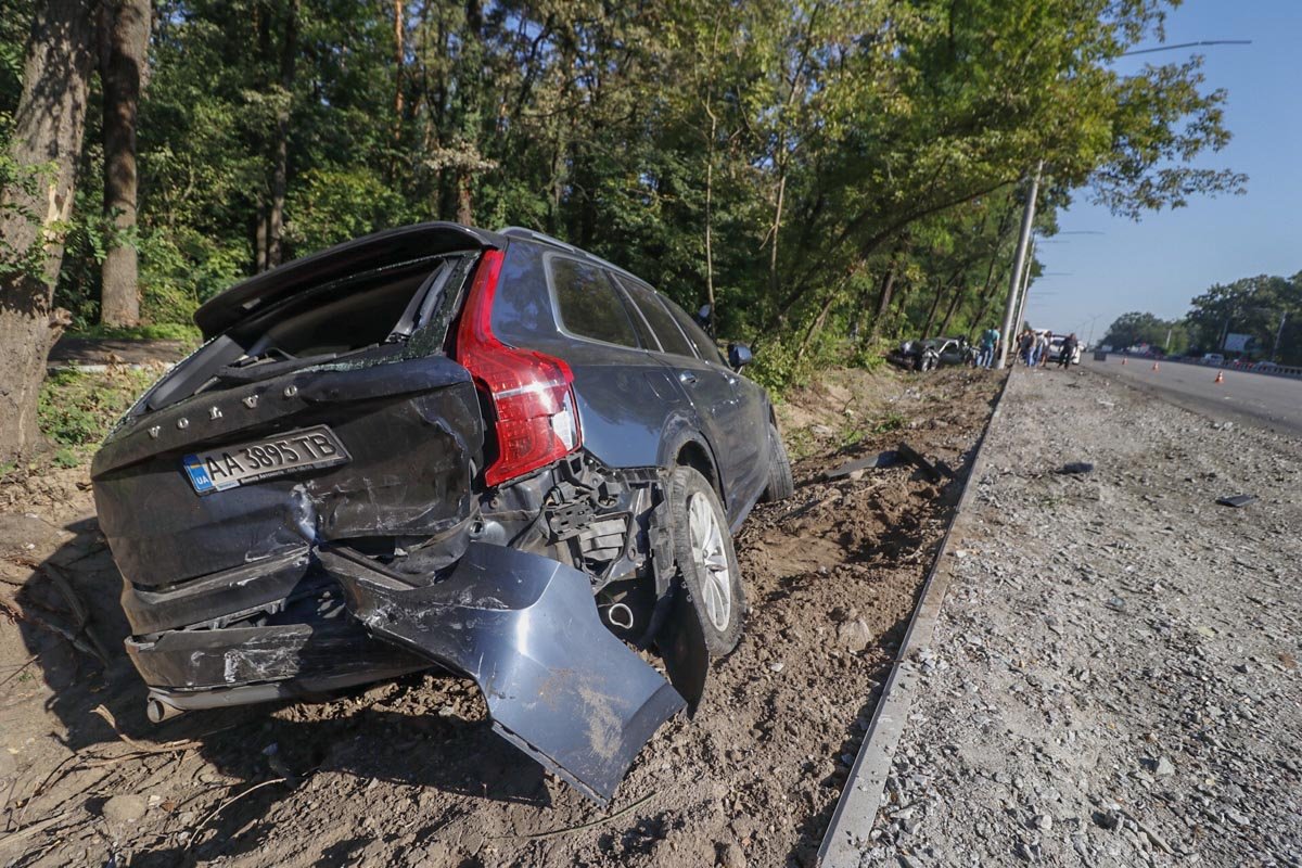 Водитель Volvo встал перед ним, чтобы оказать помощь. После этого случился сильный удар