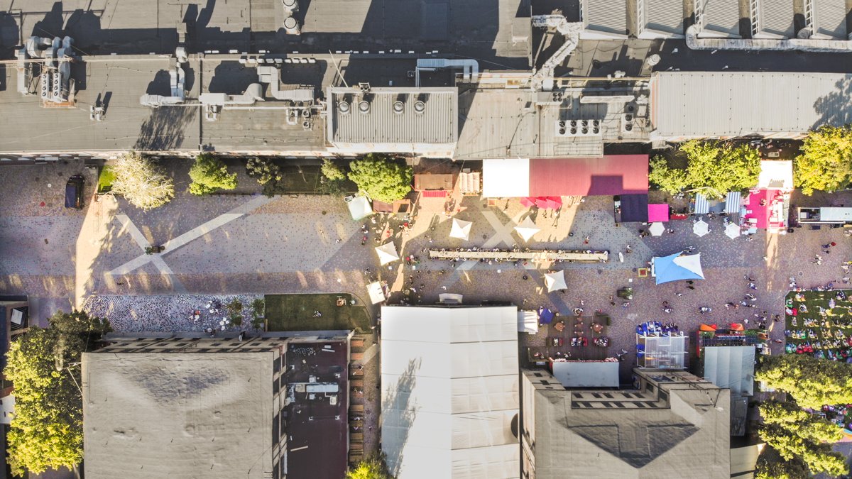 А вот и главный праздничный стол накрыт 