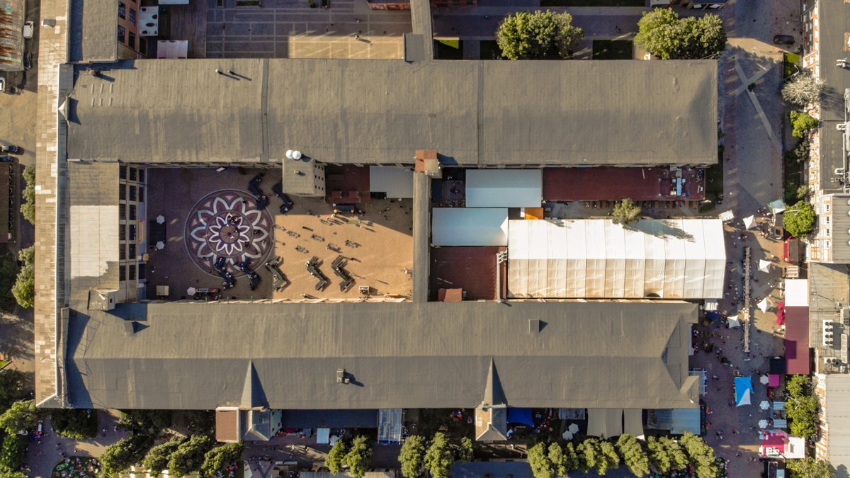 Правильно - это внутренний дворик, на который выходишь из зоны фудкорта 