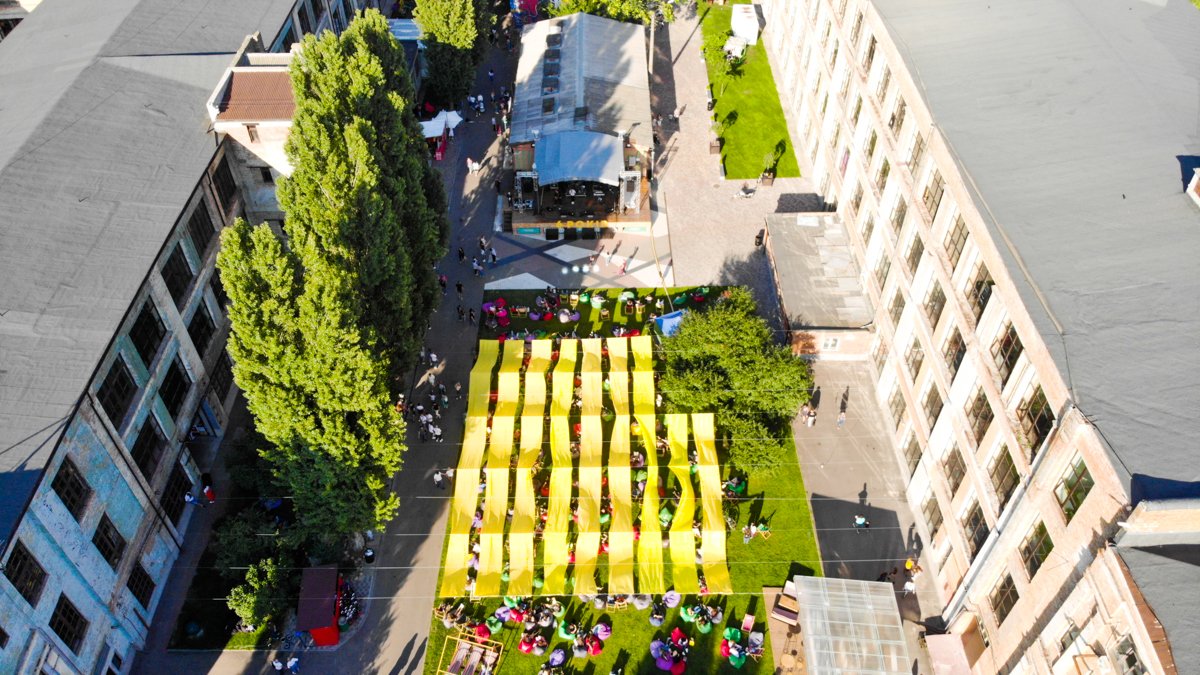 Она расположена так, что до последнего лучи солнышка ласкают ее травку 