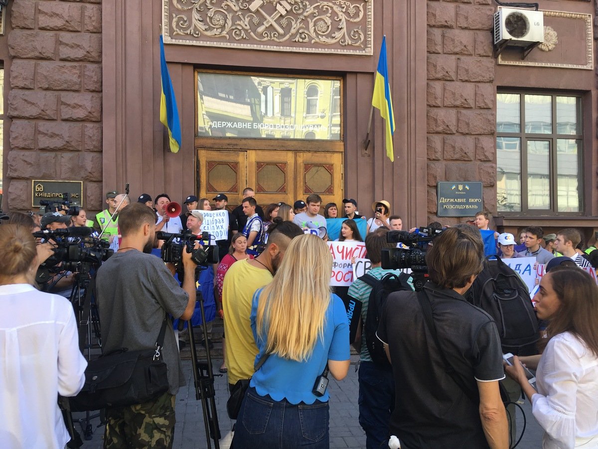 В Киеве возле здания ГБР прошли два митинга - за и против Петра Порошенко