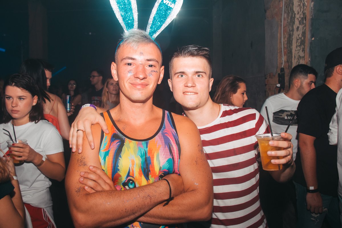 А вот идея лука для парней. Кто говорил, что блестки только для девушек?