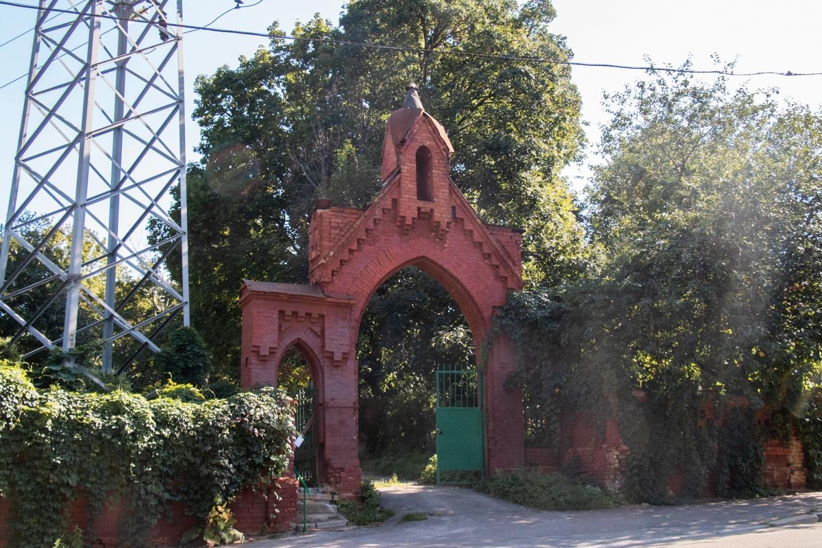 Состояние кирпичного забора зависит от того, с какого расстояния вы будете на него смотреть. Издали все довольно благородно