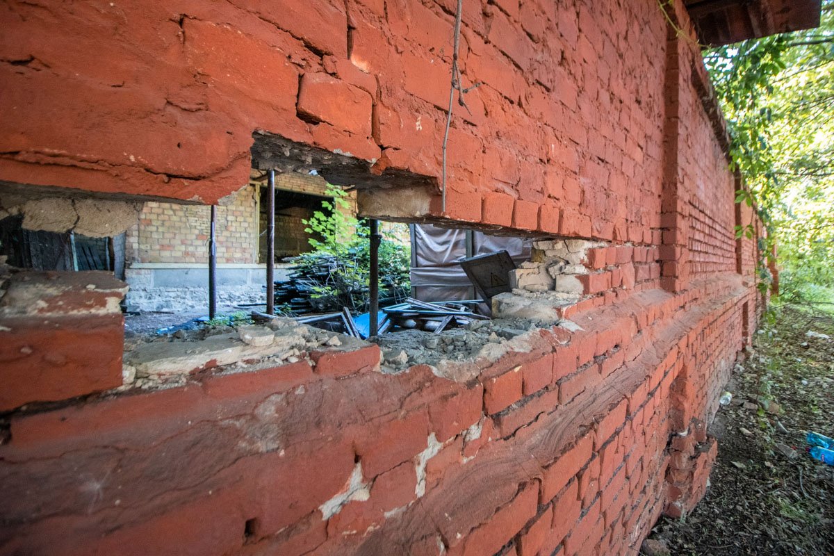 А вот вблизи всплывает возраст кладбища и, судя по всему, забора