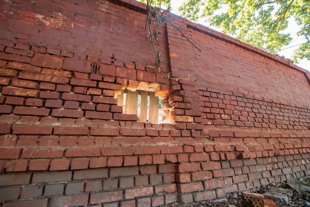 Правда, таких прямо здоровых пробоин всего несколько, а эта вот и вовсе прикрыта досками