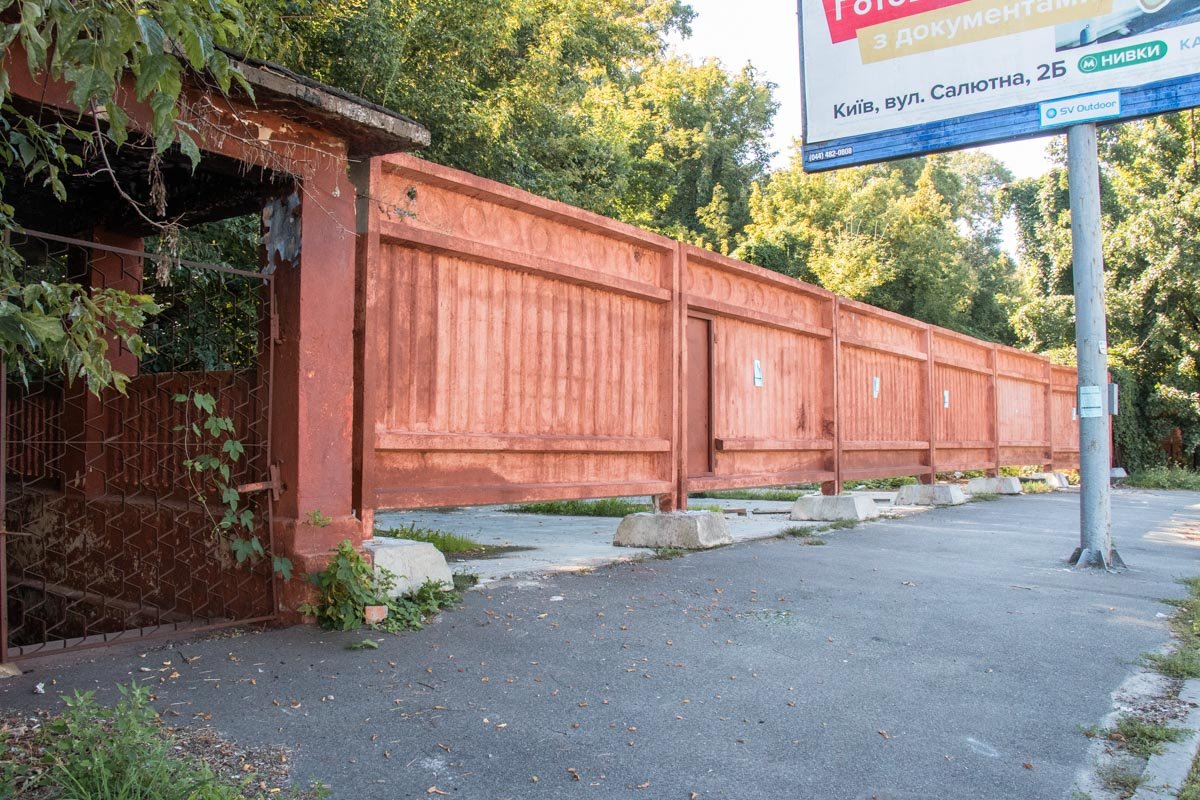 Такой же вариант забора из плит выглядит более целым, но явно менее аутентичным