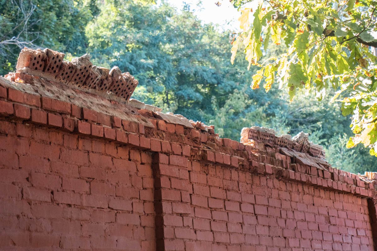 Впрочем, и помимо дыр, у забора хватает проблем