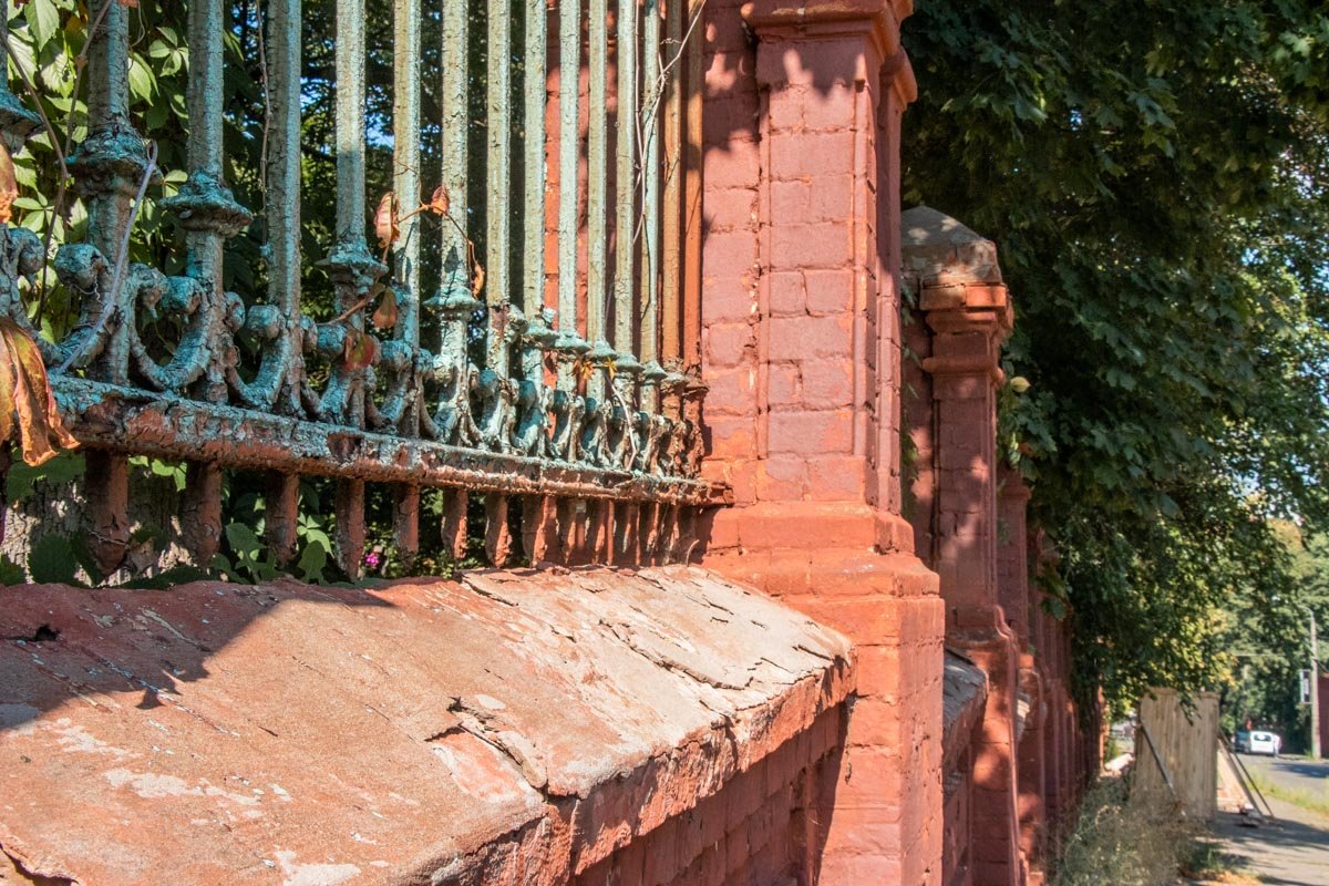 Металлические части забора покрыты уже благородной патиной