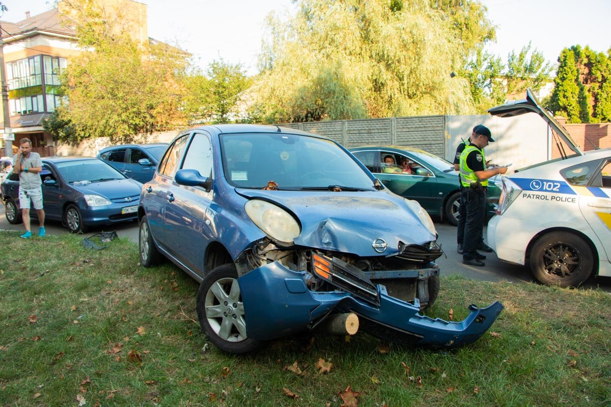В Соломенском районе пьяный водитель устроил краш-тест Nissan