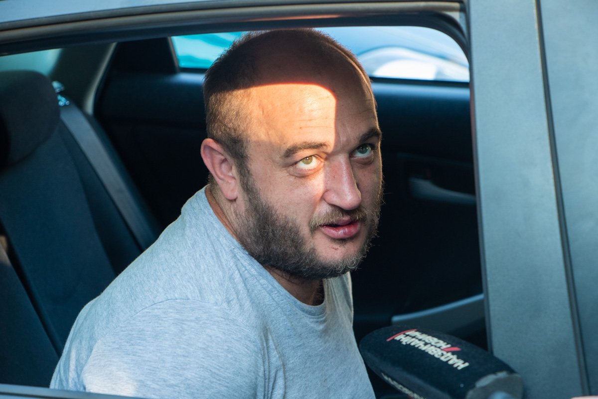 Мужчина вел себя агрессивно и сходил под себя, сидя в патрульном автомобиле 