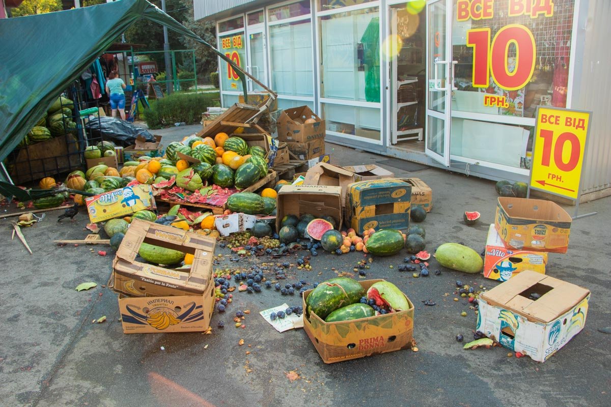 Выезжая из рынка, он чуть не сбил продавщицу арбузов