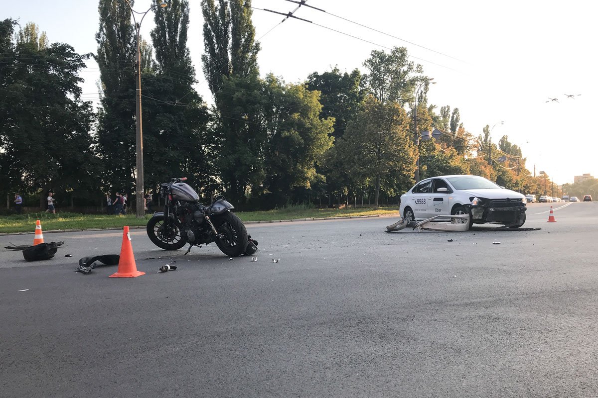 На пересечении улиц Маршала Конева и Василя Касияна произошло ДТП с участием такси Uber и мотоцикла